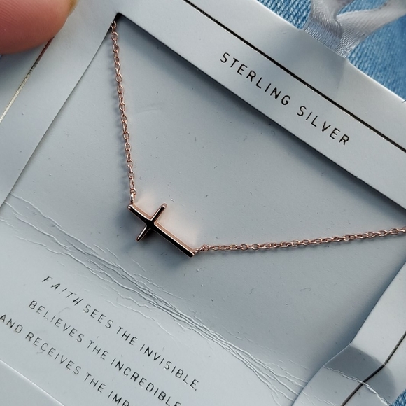 🌙🍭Gold Crucifix necklace - Picture 2 of 3